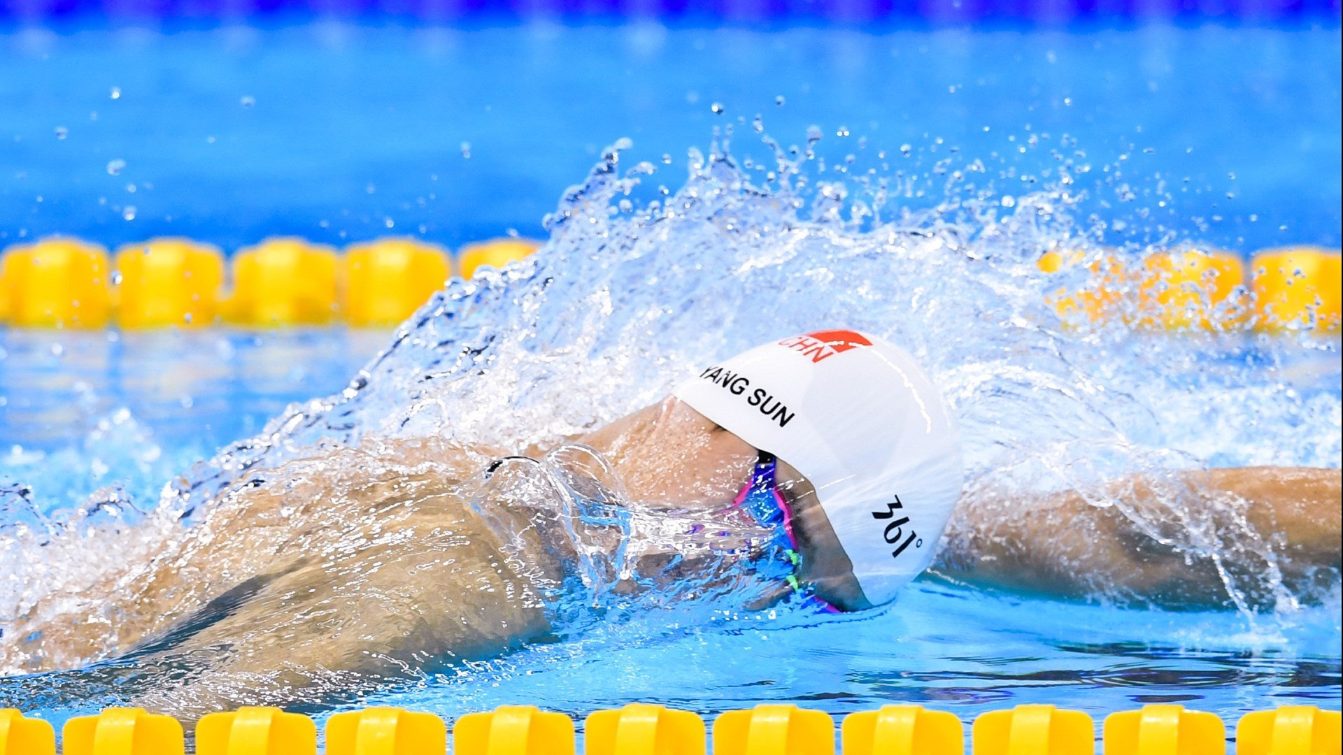 帕利斯特稳健发挥赢得掌声不断，帕利斯把写有给最美的女神